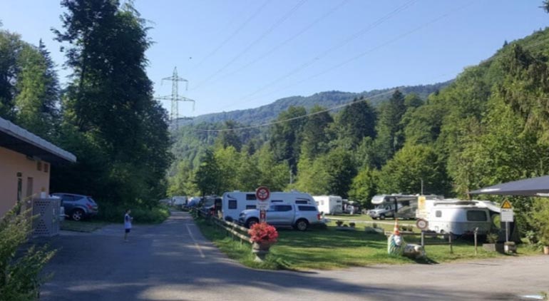 Jäsys Camper-Beizli — die Terrasse im Sommer